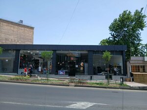 On Store (Fuchik Street, 26/4), items for mobile phones