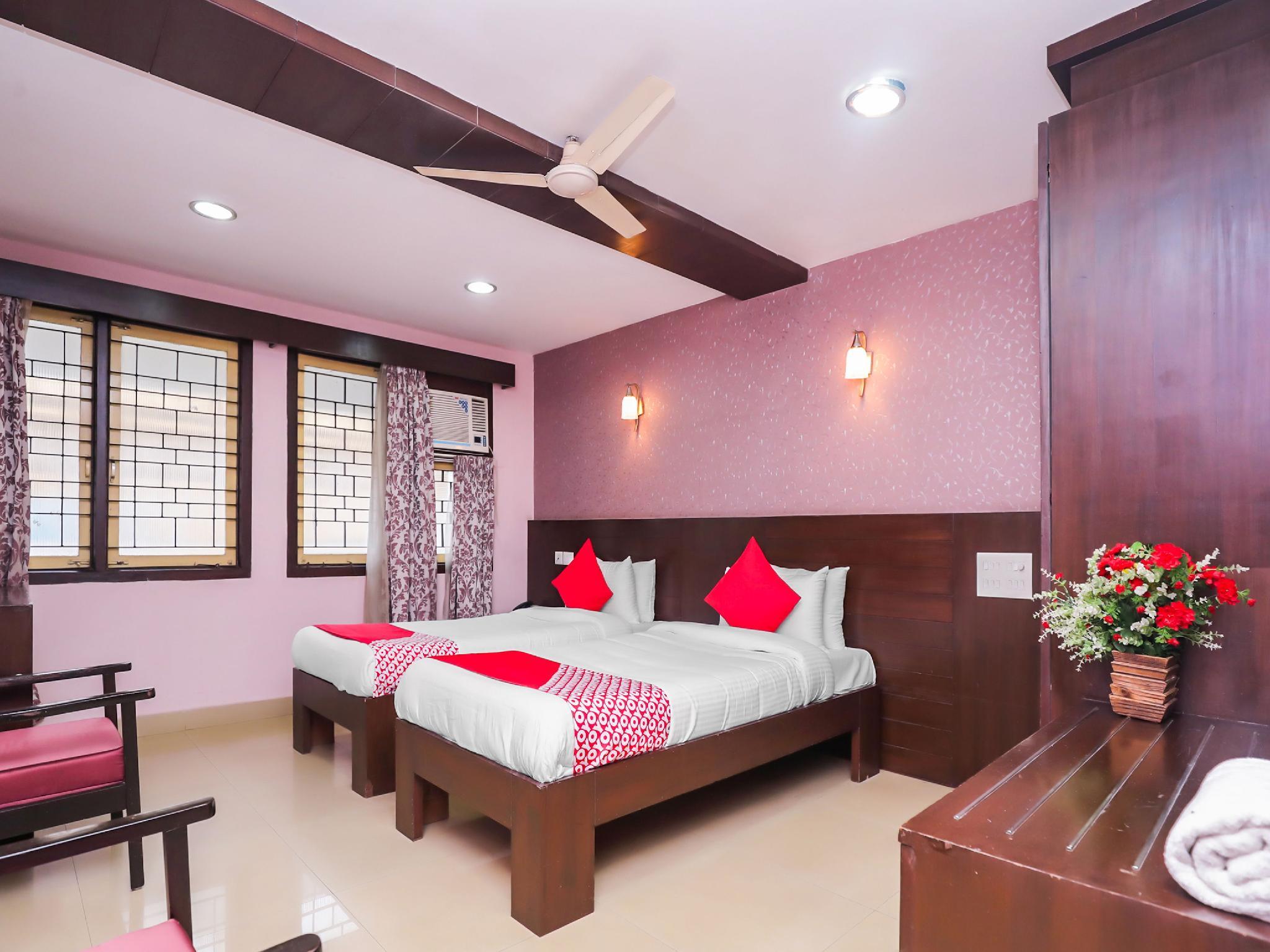 Фото Srinivas Saffron Hotel