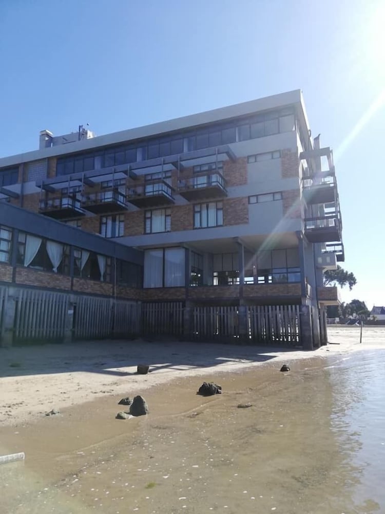 Фото Hoedjiesbaai Hotel