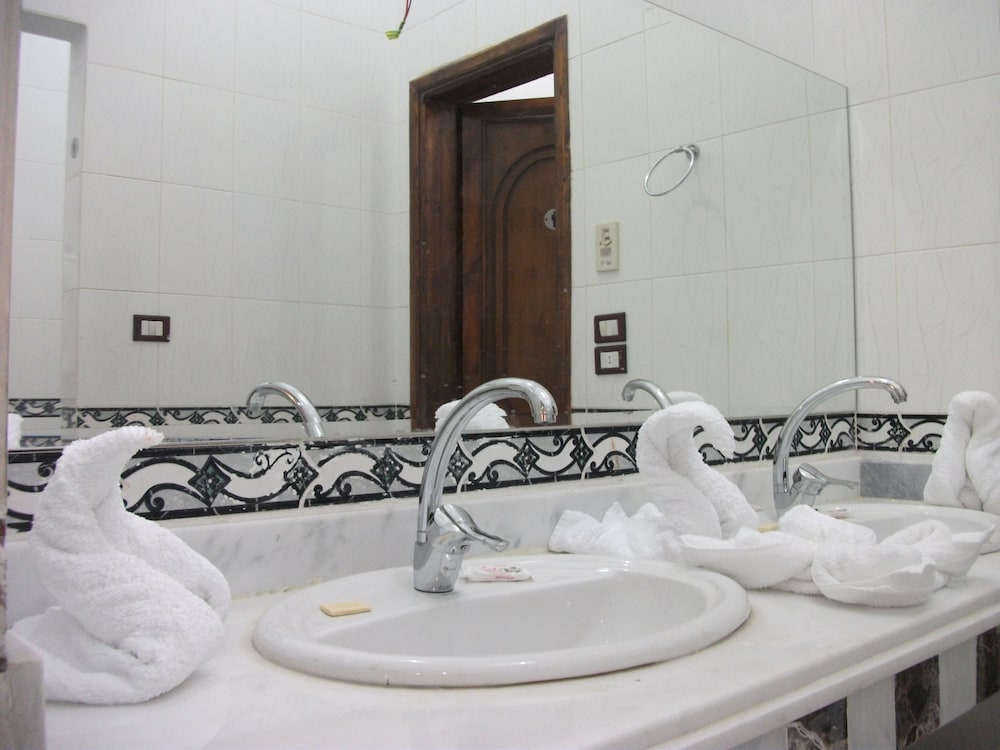 Фото Alhambra Hotel