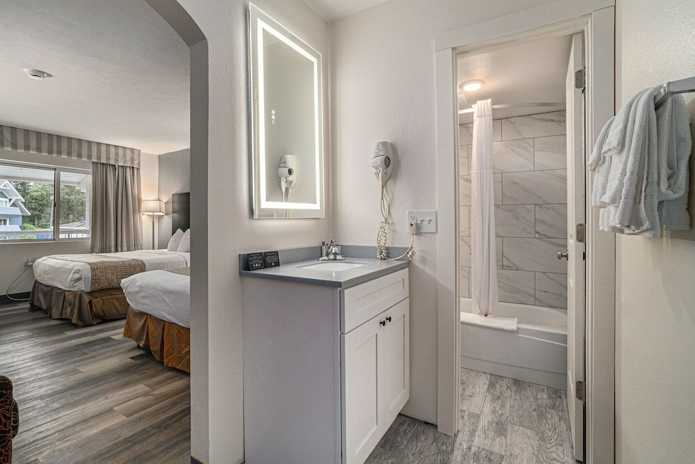 Фото Travelodge by Wyndham Traverse City Mi