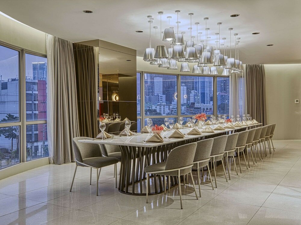 Фото Novotel Suites Manila at Acqua