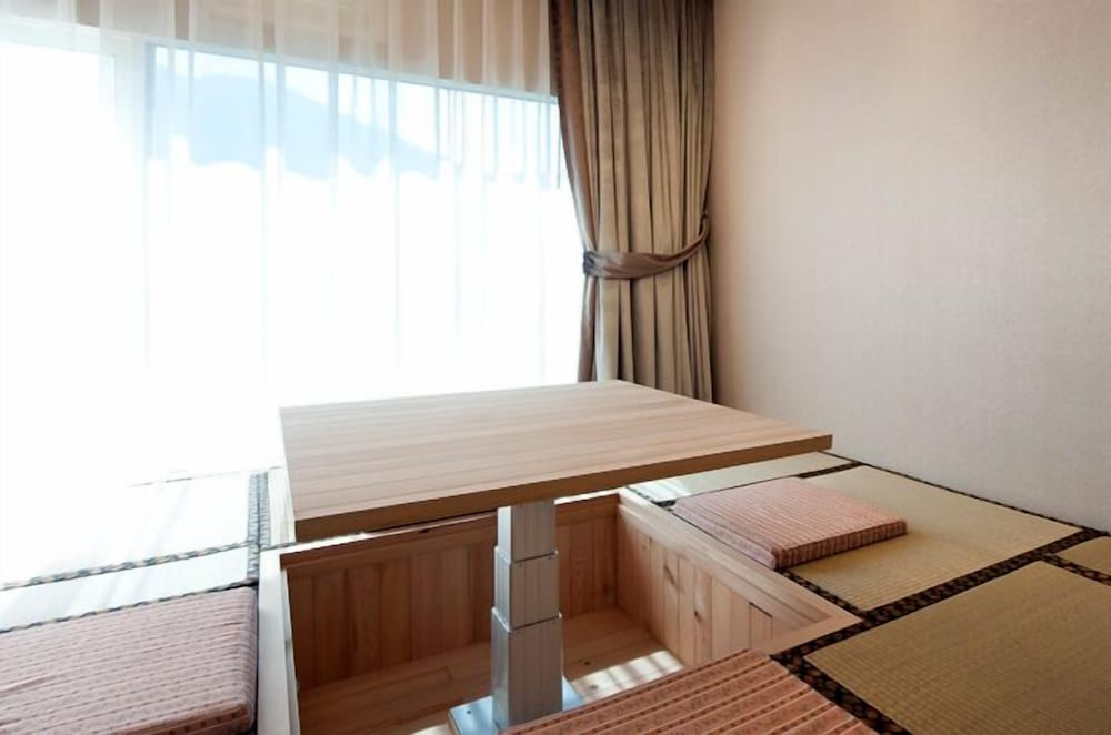 Фото Lakeside Resort Hotel