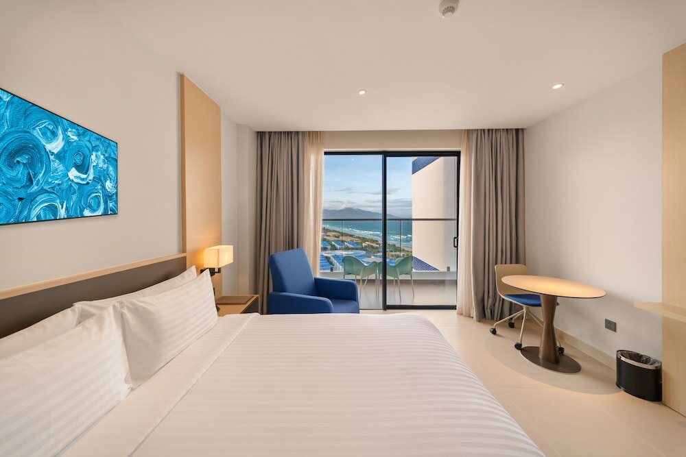 Фото The Empyrean Cam Ranh Beach Resort