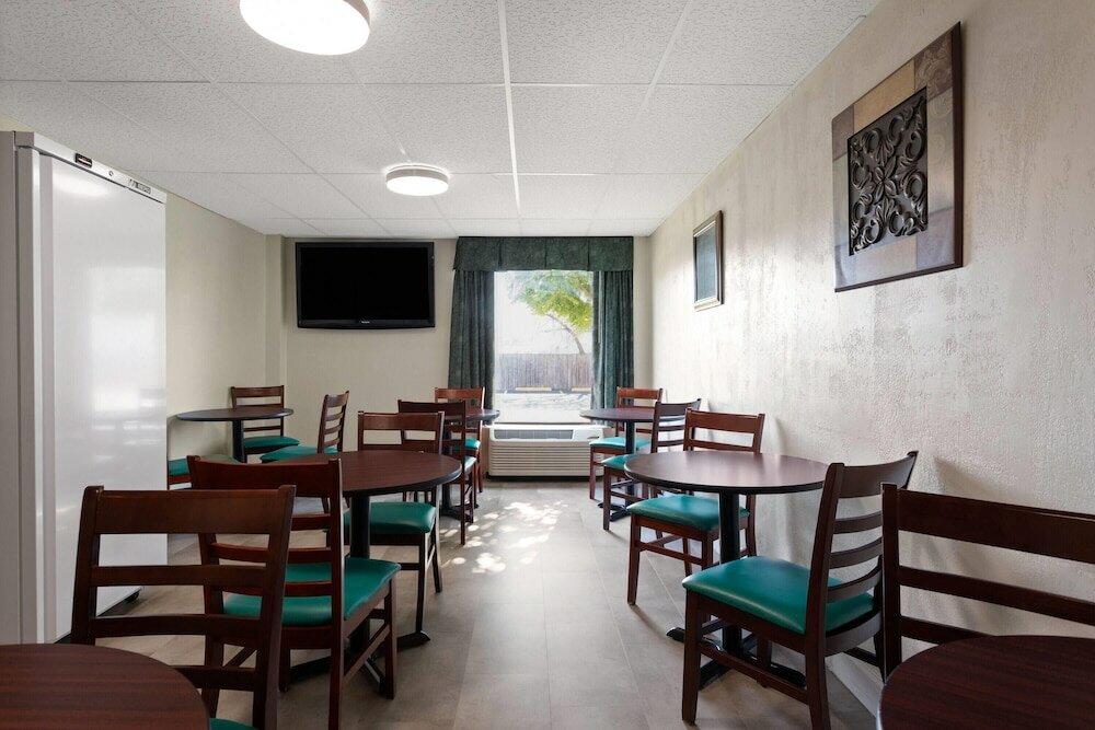 Фото Super 8 by Wyndham Columbus