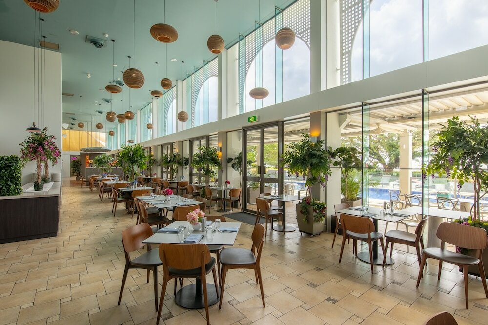 Фото Cairns Harbourside Hotel