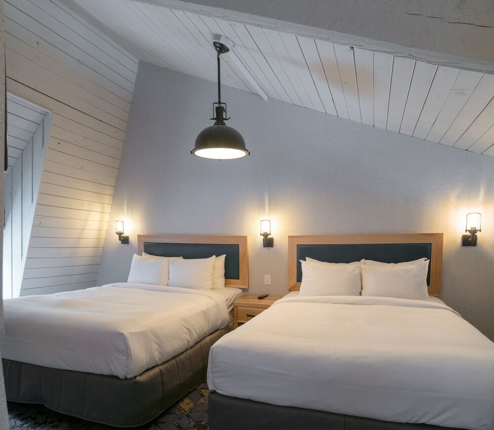 Фото Tunnel Mountain Resort