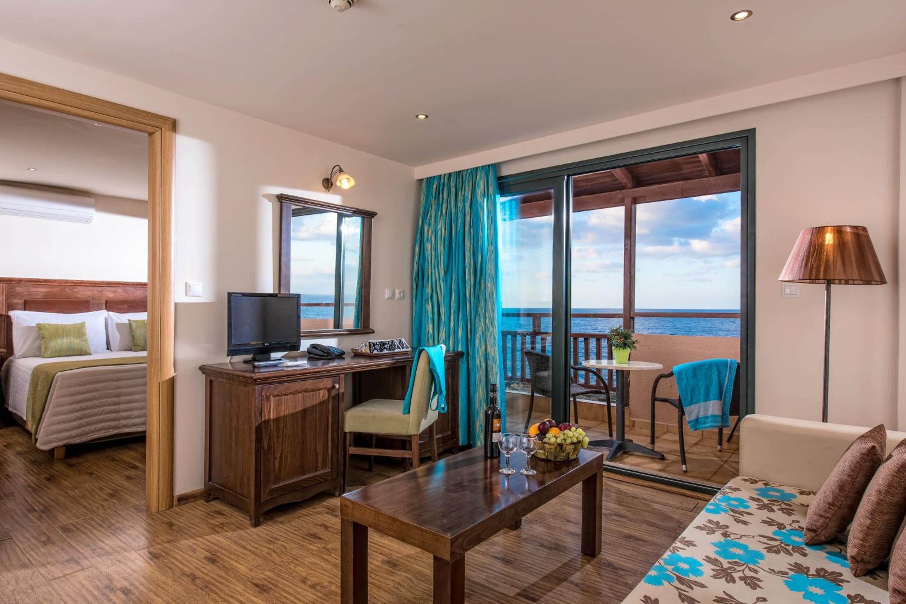 Фото Отель Koutrakis Suites