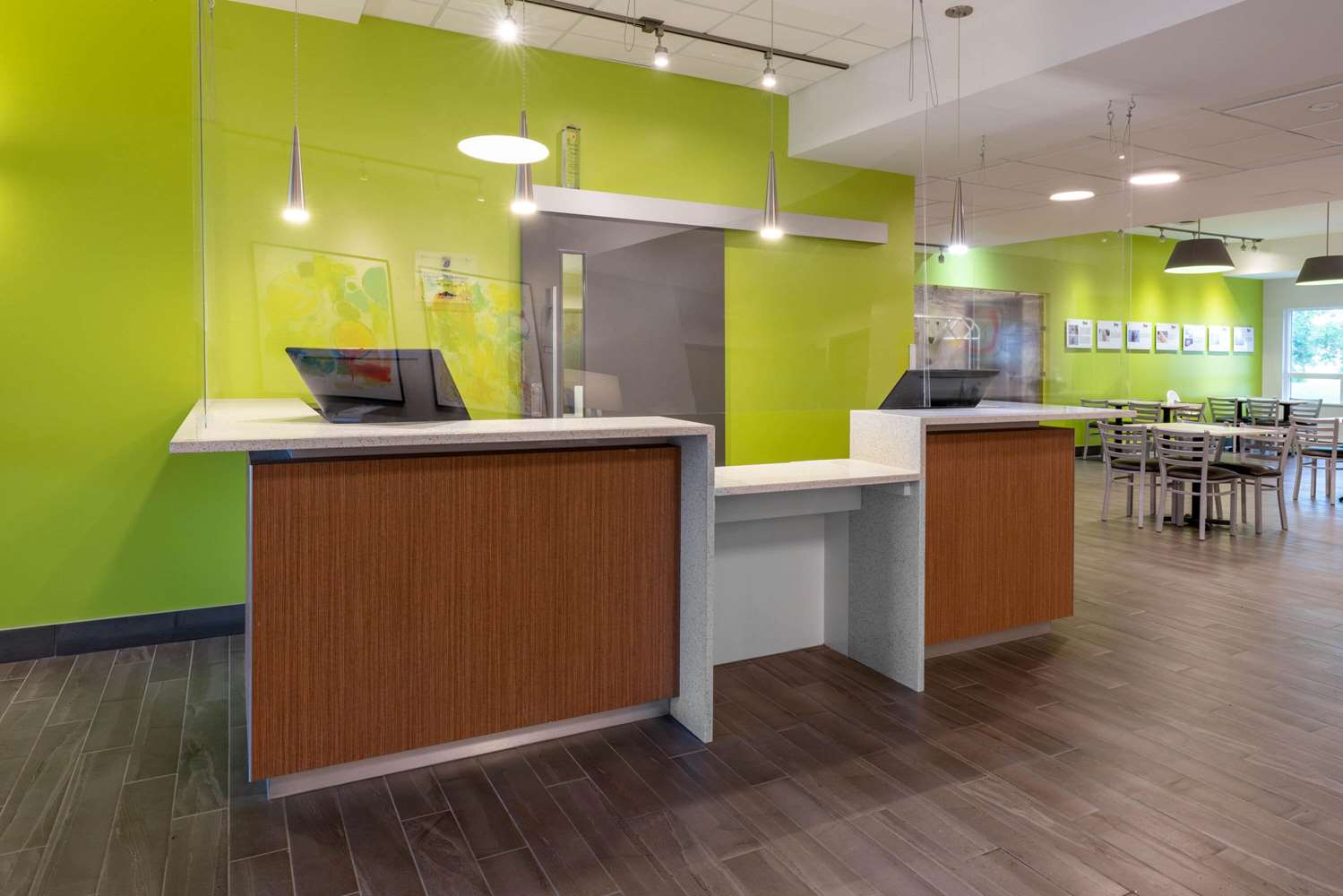 Фото Super 8 by Wyndham Winnipeg East Mb