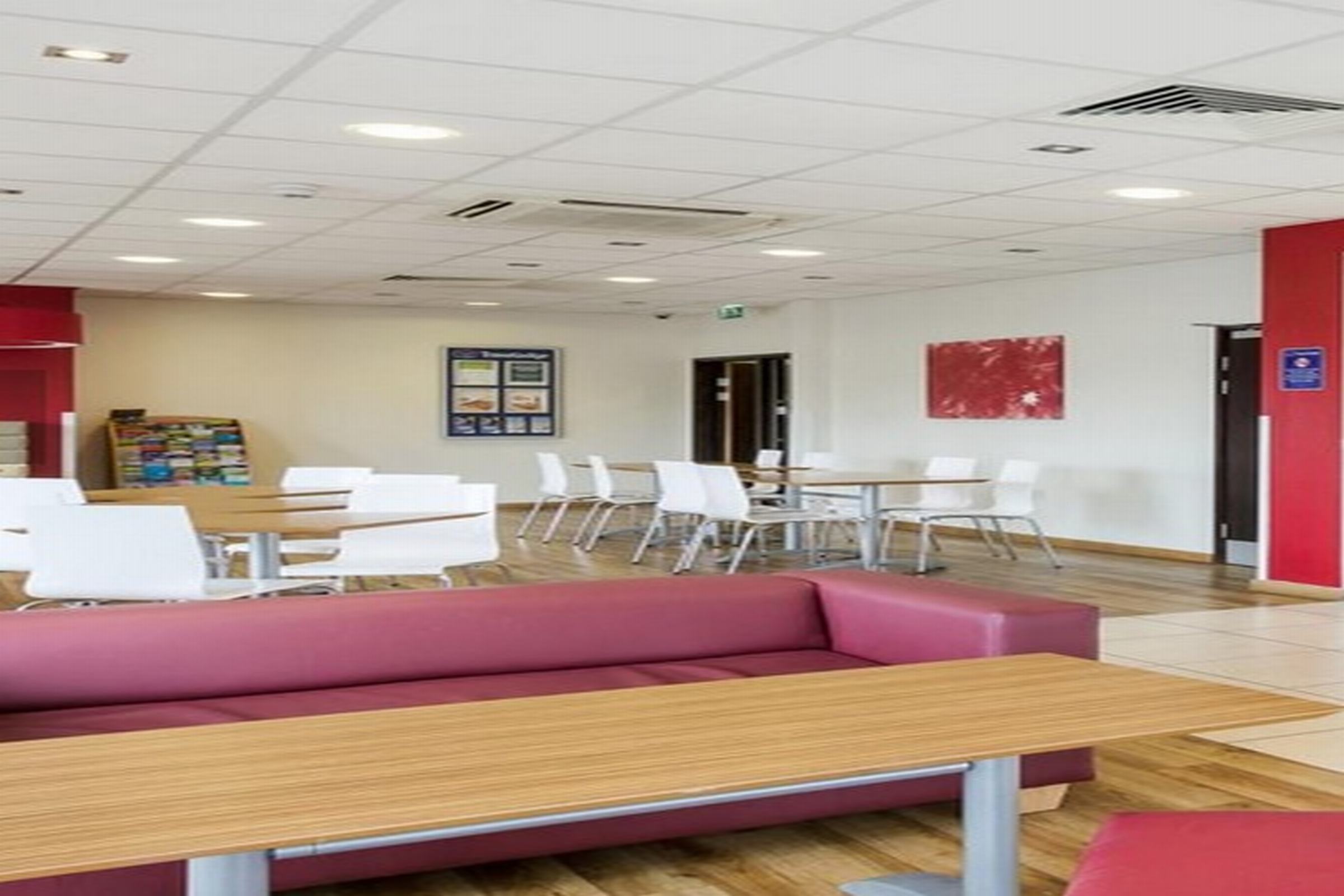 Фото Travelodge Camberley Central