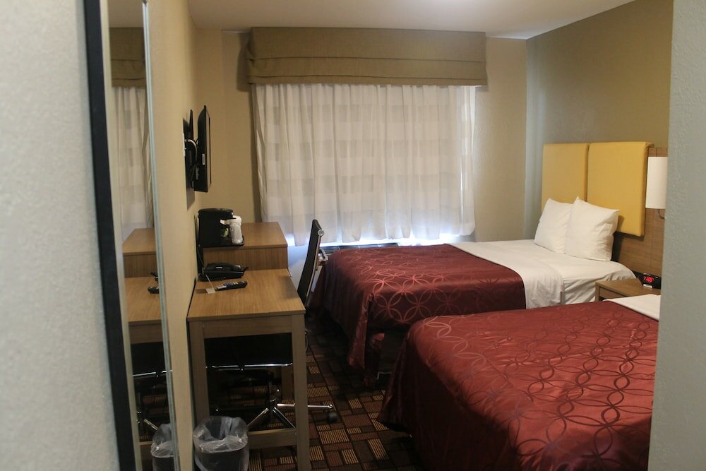 Фото Days Inn by Wyndham Brooklyn Borough Park