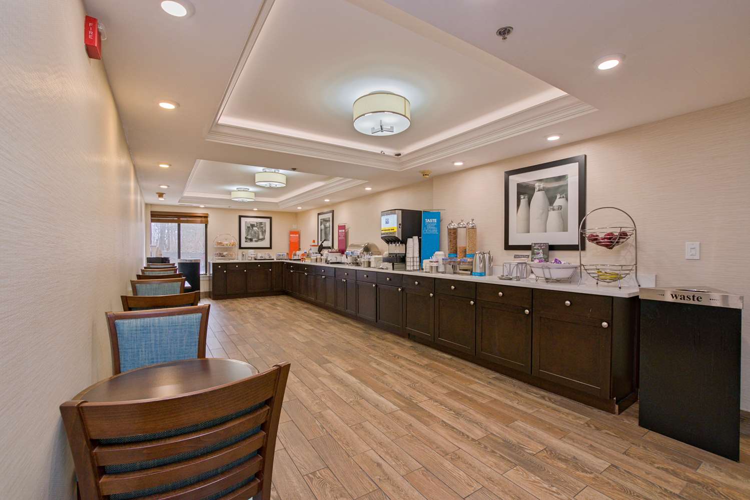 Фото Hampton Inn Portsmouth Central