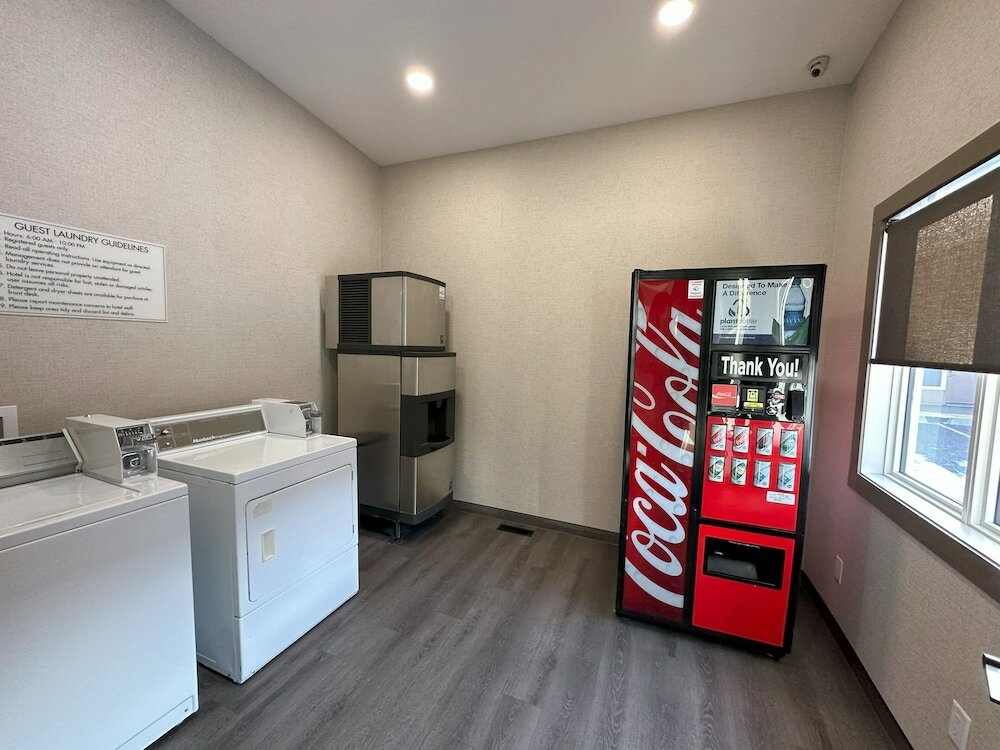 Фото Econo Lodge Inn & Suites Lethbridge