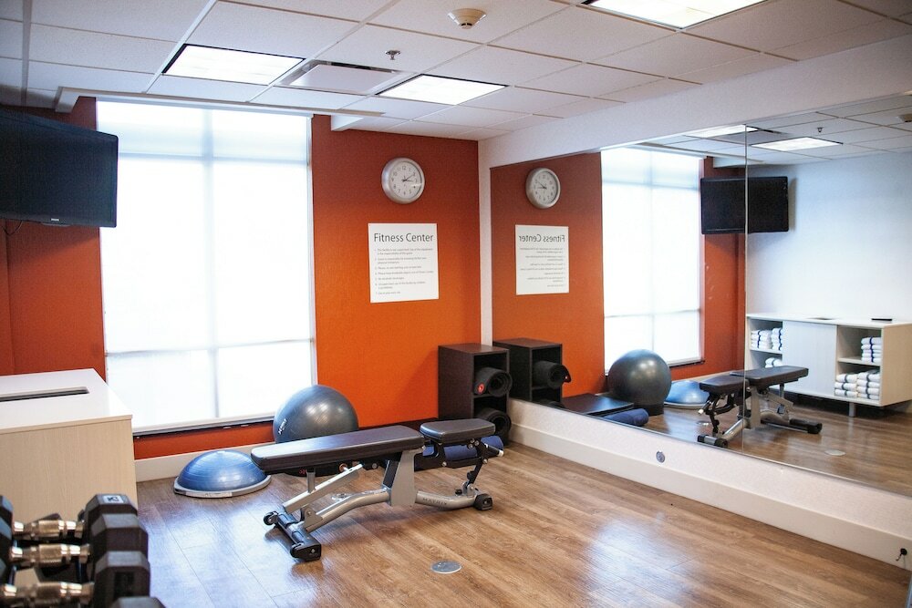 Фото Holiday Inn Express and Suites Overland Park, an Ihg Hotel