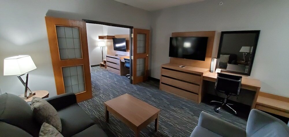 Фото Wingate by Wyndham Lethbridge