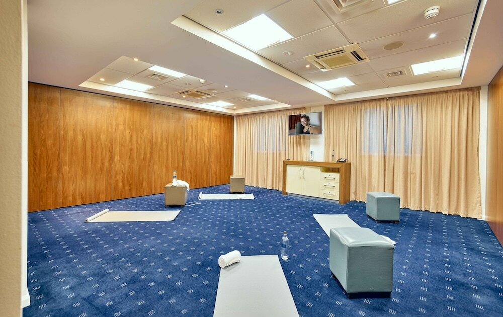 Фото Holiday Inn Express London - Stratford, an Ihg Hotel