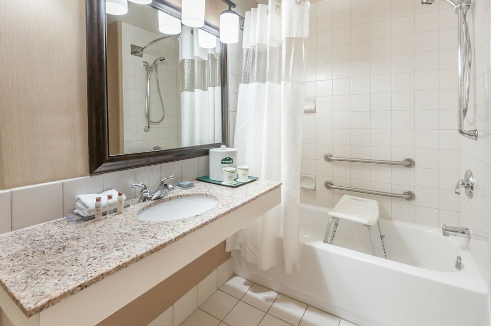 Фото Wingate by Wyndham Edmonton West