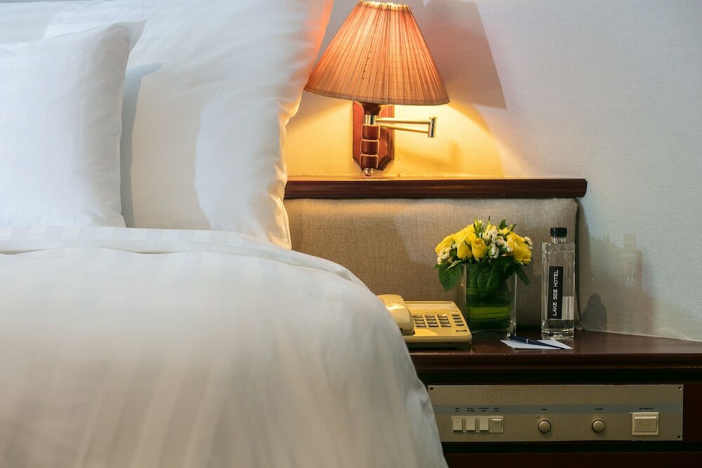 Фото Lake Side Hotel