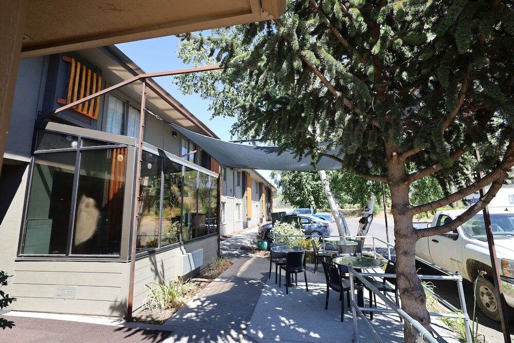 Фото Days Inn and Suites by Wyndham Downtown Missoula-University