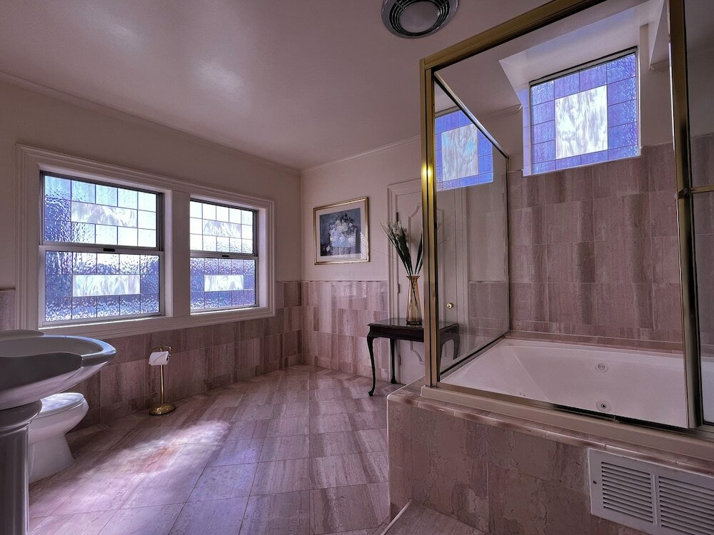 Фото The Sterling Hotel