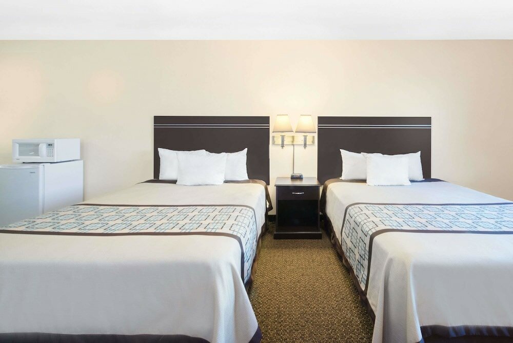 Фото Days Inn by Wyndham Hobbs