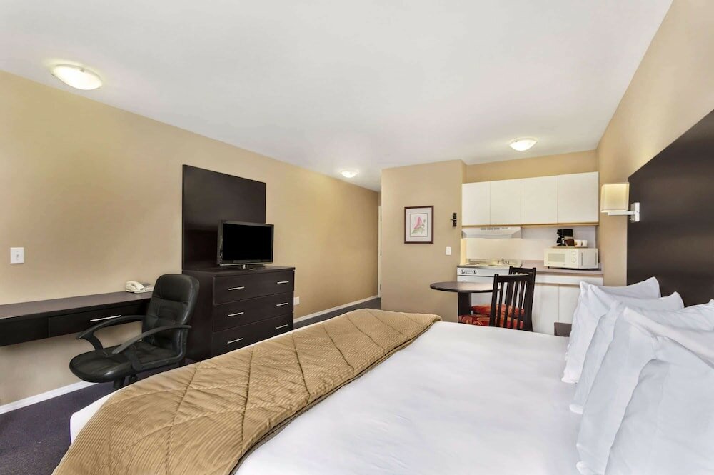 Фото Super 8 by Wyndham West Kelowna BC