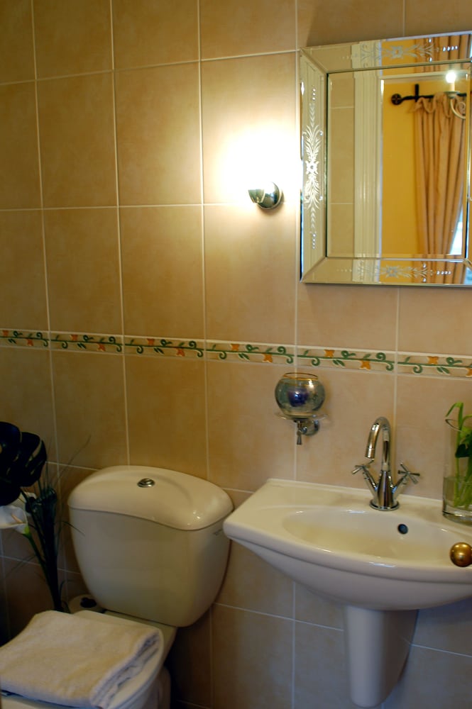 Фото Goodenough Guesthouse