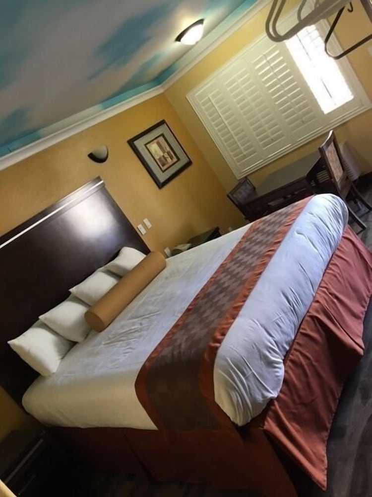 Фото Hollywood Palms Inn and Suites