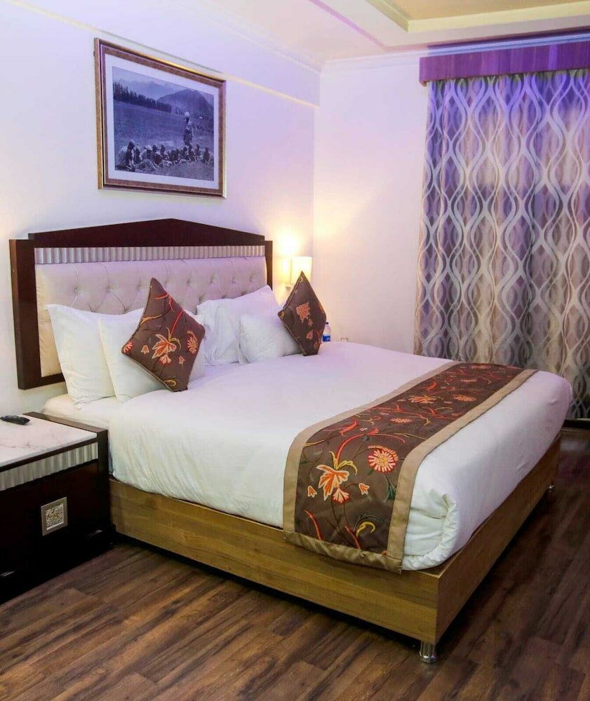 Фото The Residency Hotel