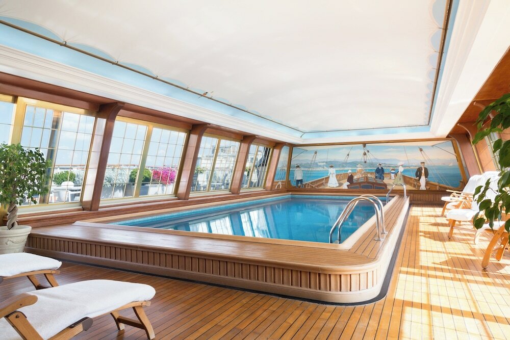 Фото Le Bristol Paris - an Oetker Collection Hotel