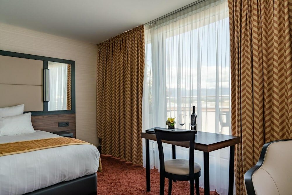 Фото Nash Suites Airport Hotel