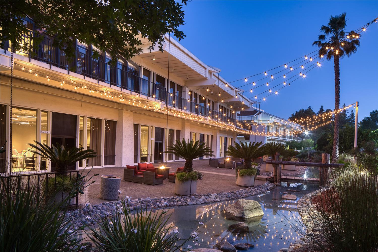 Фото Doubletree by Hilton Sacramento