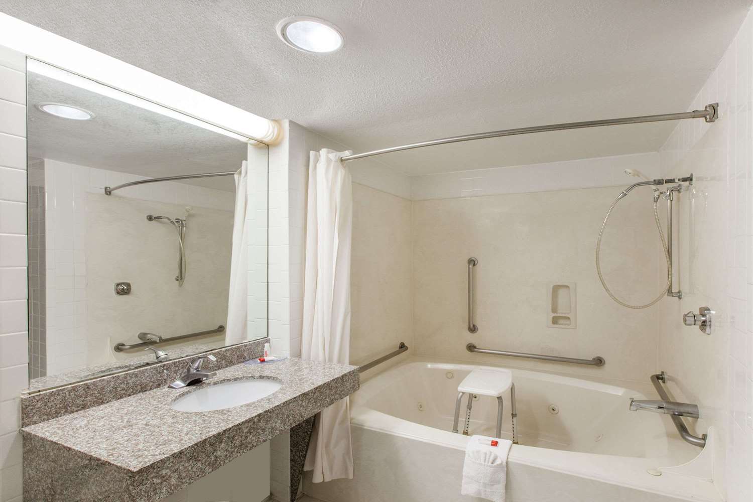 Фото Days Inn & Suites by Wyndham Webster NASA-ClearLake-Houston