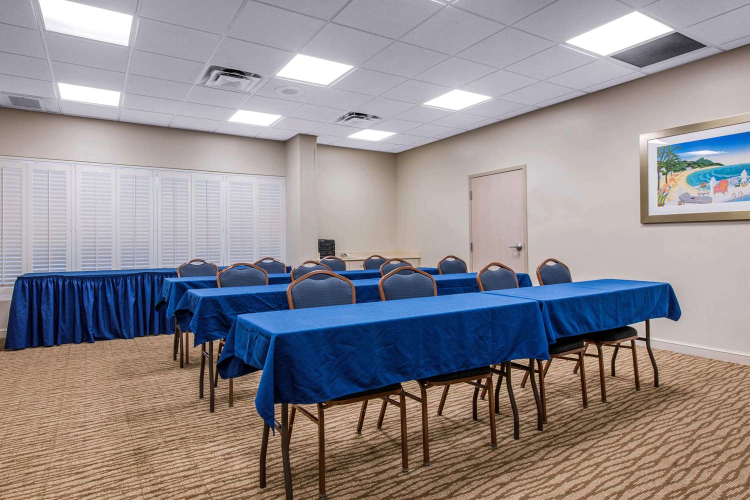 Фото Comfort Suites Maingate East