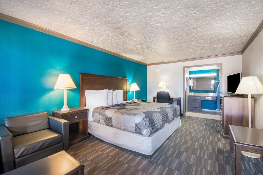 Фото Econo Lodge Inn & Suites