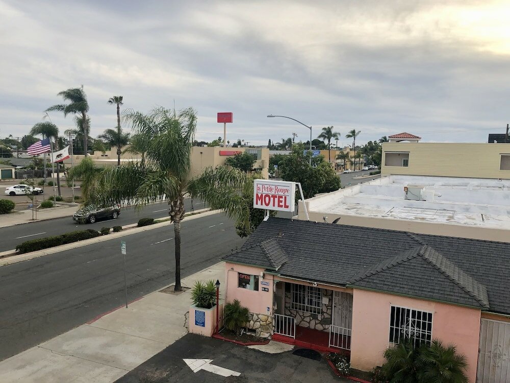 Фото La Petite Rouge Motel