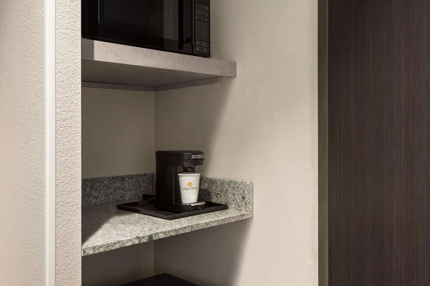 Фото La Quinta Inn & Suites by Wyndham Orlando IDrive Theme Parks