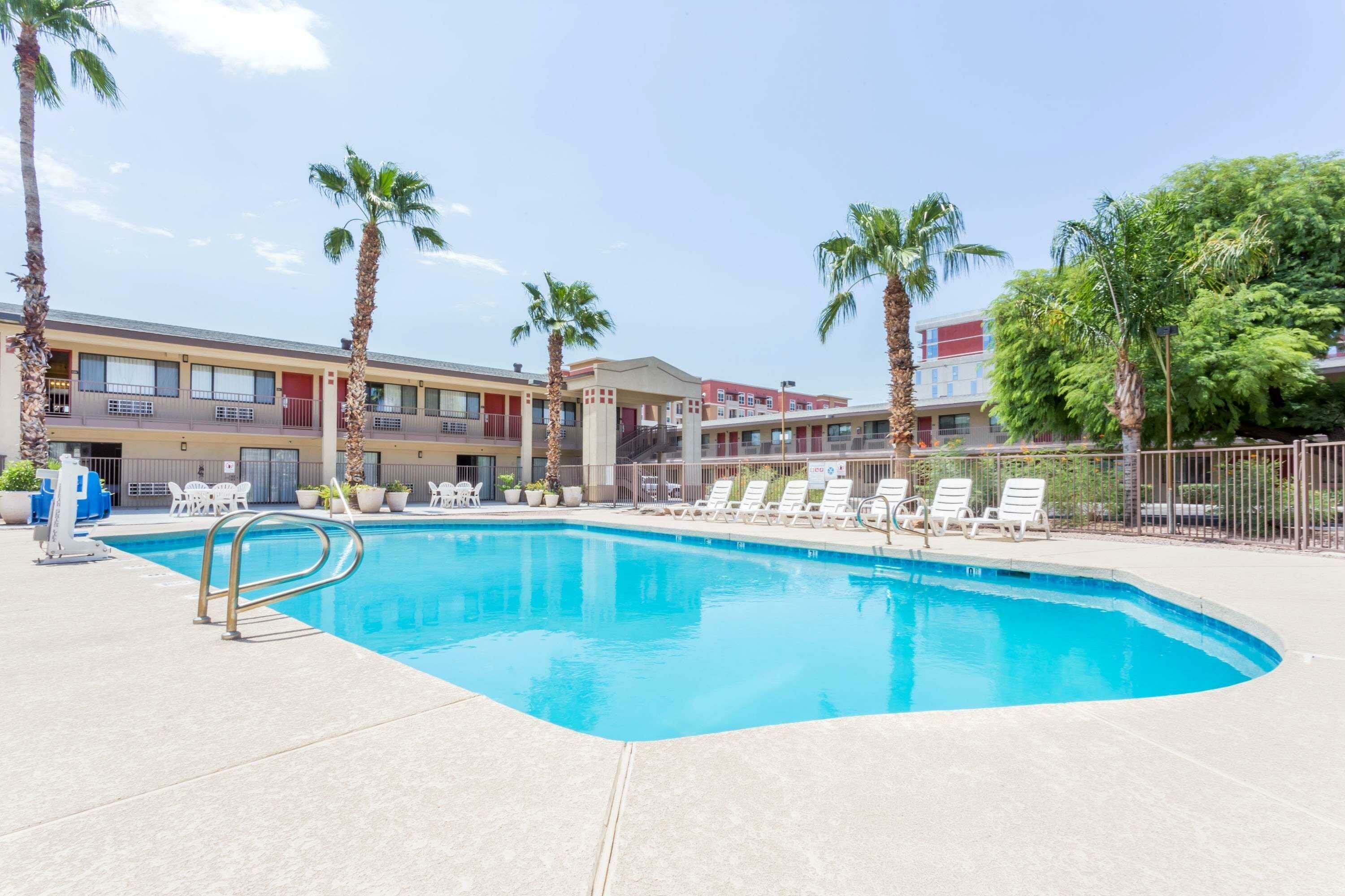 Фото Super 8 by Wyndham Tempe/ASU/Airport