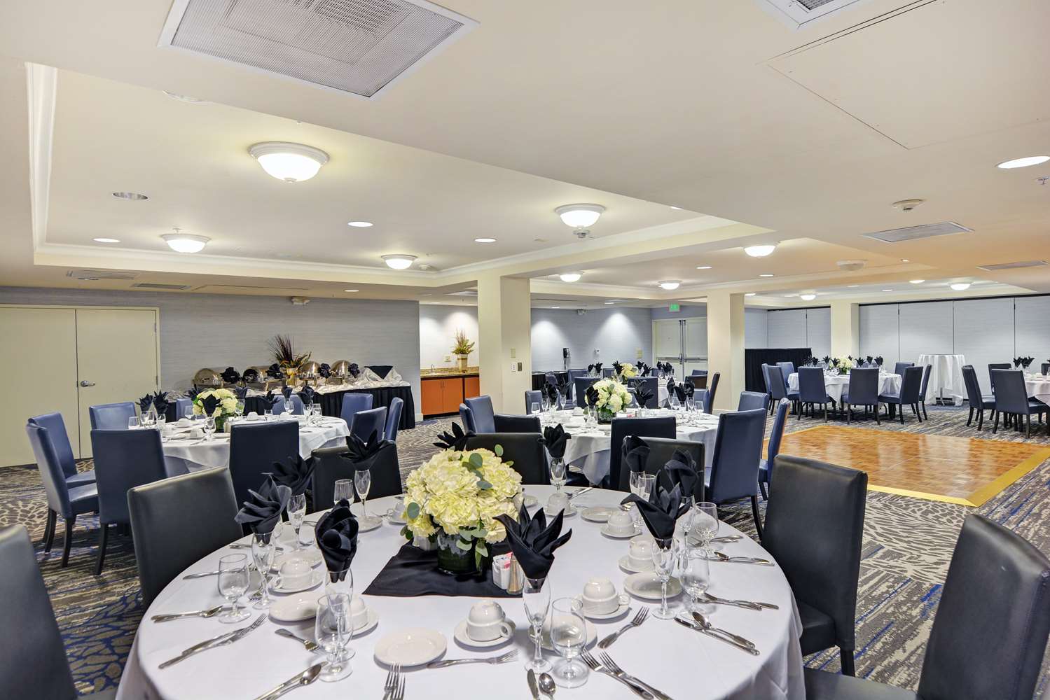 Фото Embassy Suites by Hilton Valencia