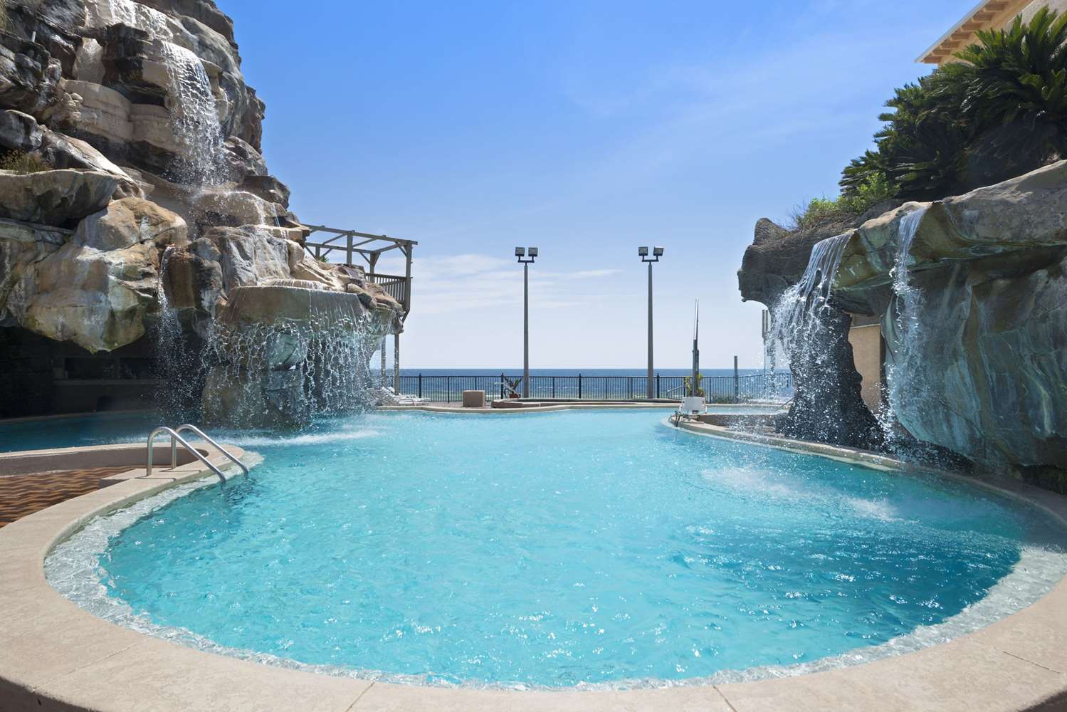 Фото Days Inn by Wyndham Panama City Beach/Ocean Front