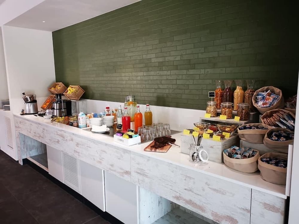 Фото Youmami Lifestyle Suite Hotel