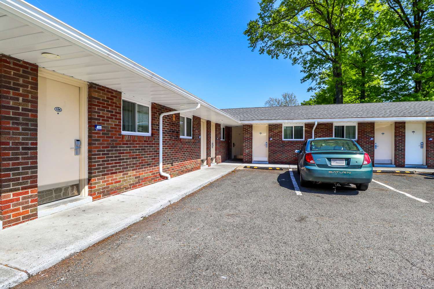 Фото Americas Best Value Inn Avenel Woodbridge