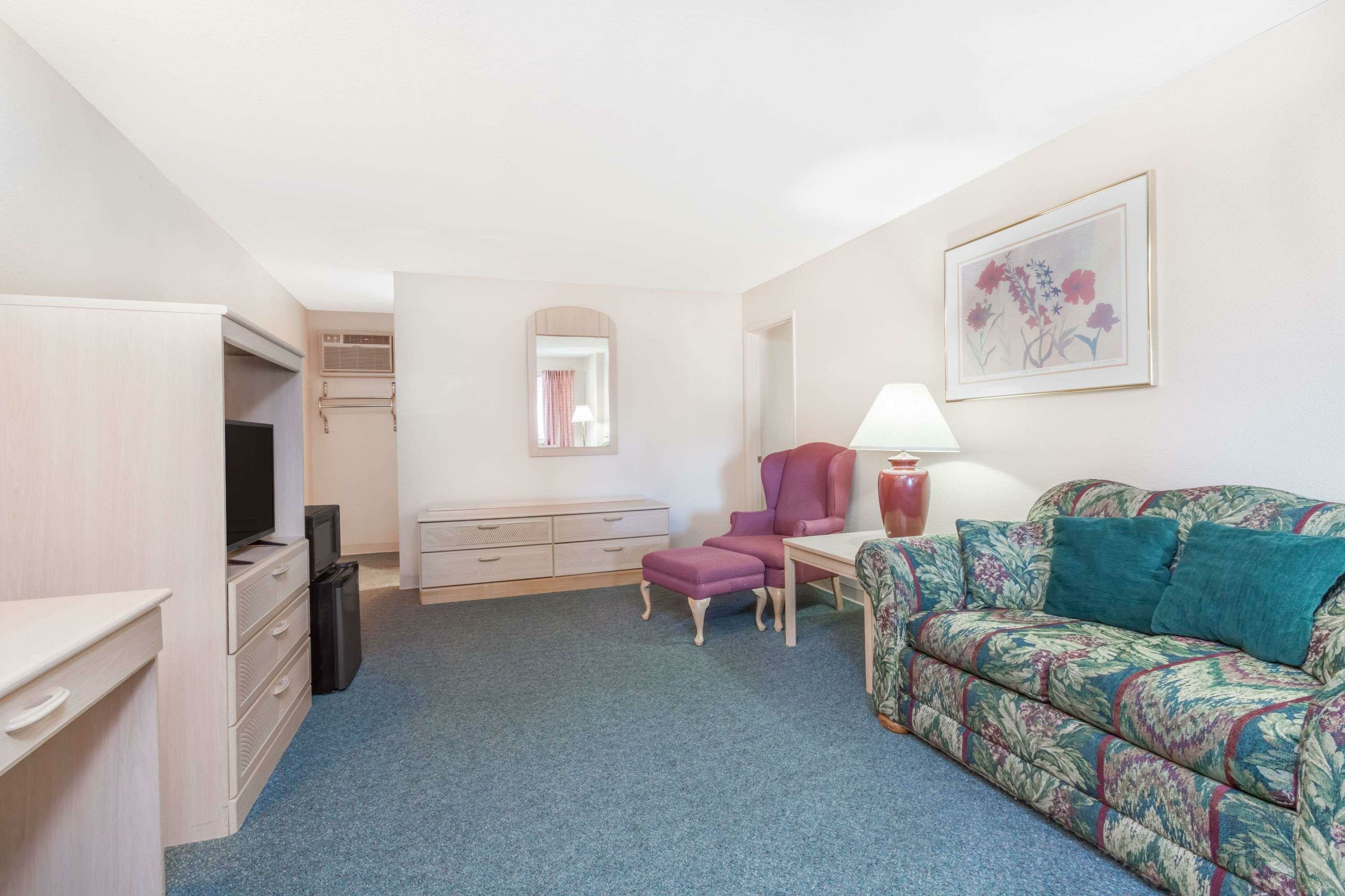 Фото Days Inn by Wyndham Burns