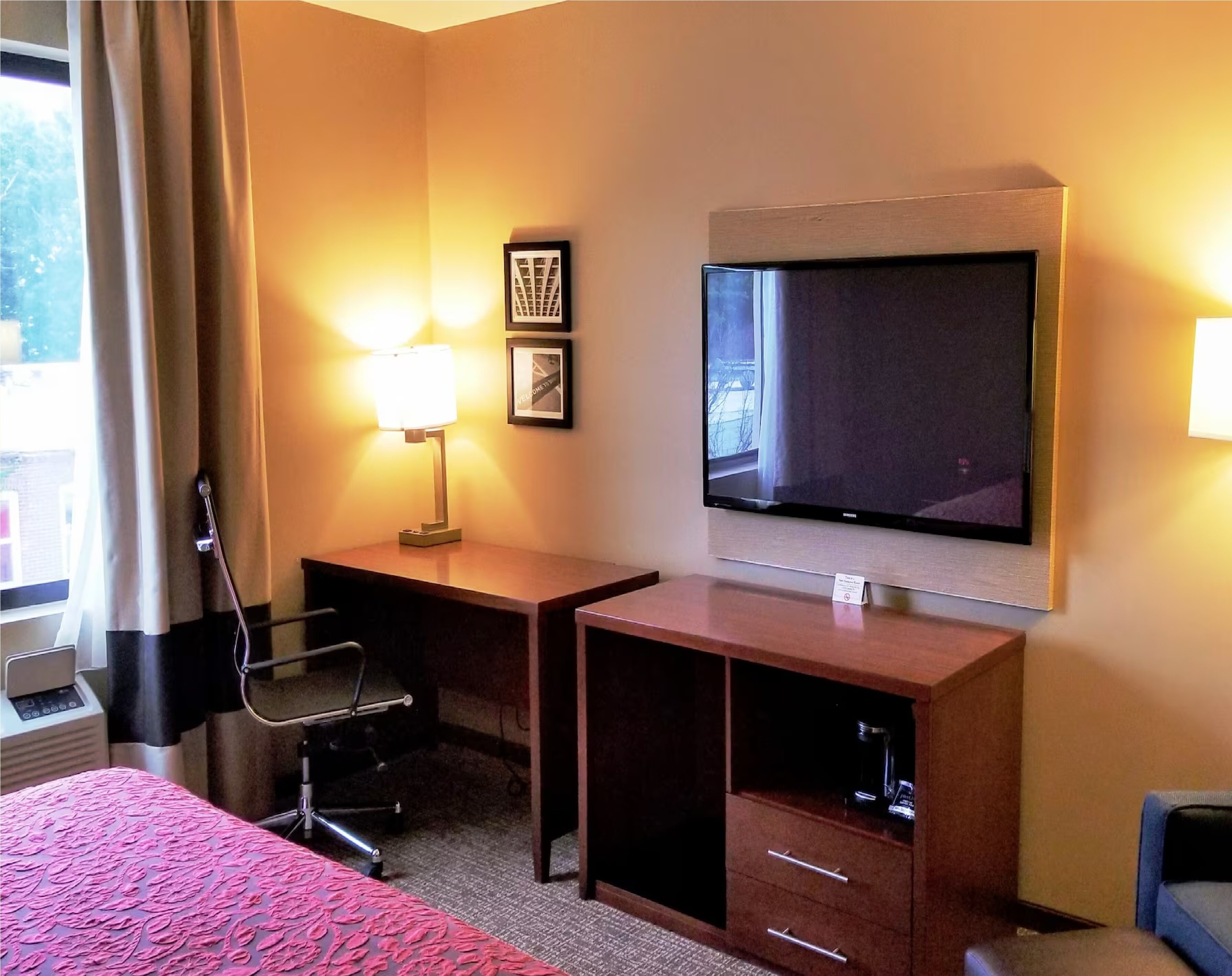 Фото Days Inn by Wyndham Brooklyn Marine Park