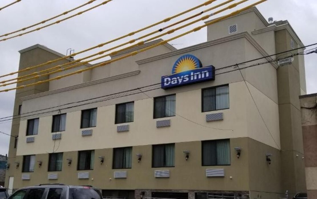 Фото Days Inn by Wyndham Brooklyn Marine Park