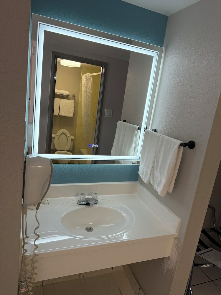 Фото Days Inn by Wyndham Amarillo East