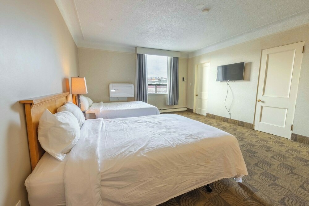 Фото Prince Arthur Waterfront Hotel & Suites