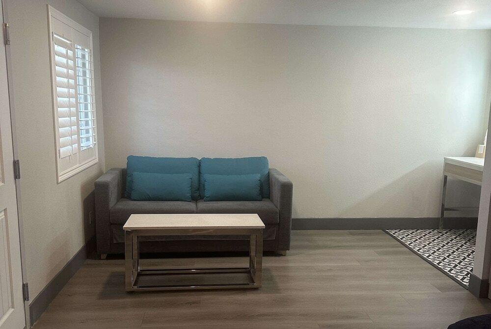 Фото Super 8 by Wyndham Oceanside Downtown