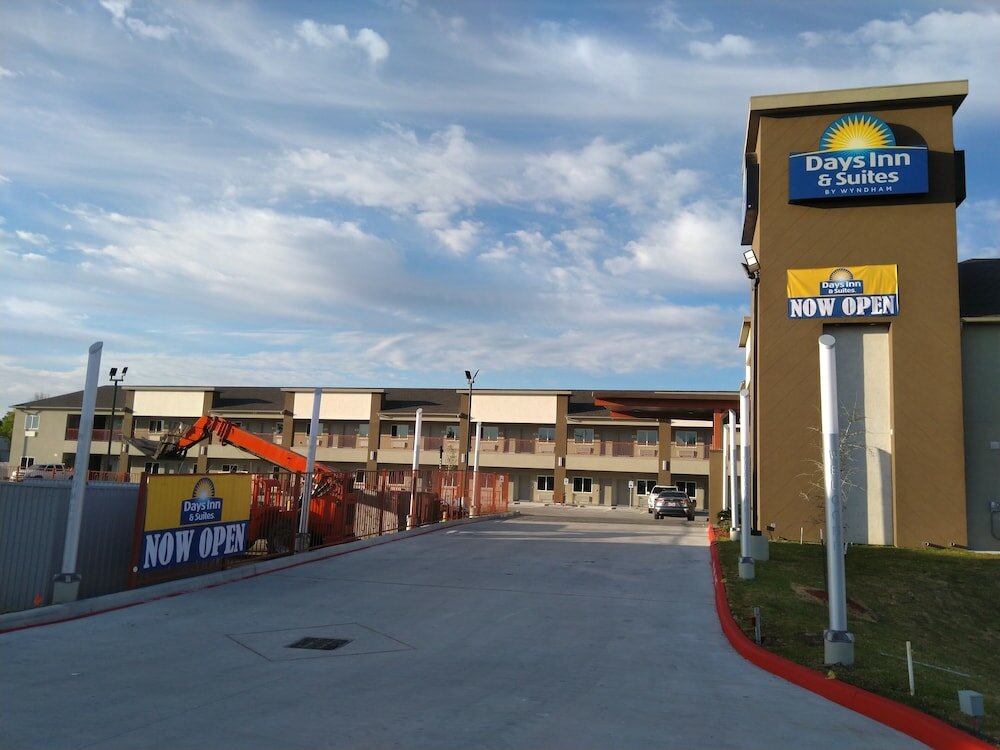 Фото Days Inn & Suites by Wyndham Downtown/University of Houston