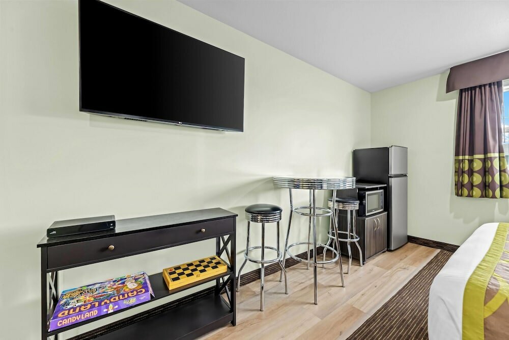 Фото Super 8 by Wyndham Saskatoon Near Saskatoon Airport